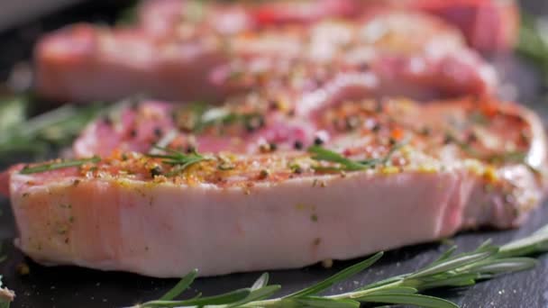 Côtelettes de porc crues à l'os aromatisées à un mélange d'épices — Video