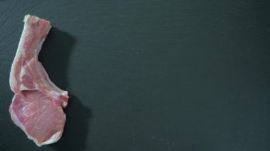 Zaman Atlamalı. Kemik ve biberiye ile çiğ domuz pirzolası. 