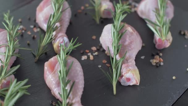 Gambe di pollo crude aromatizzate con sale pepe e rosmarino — Video Stock