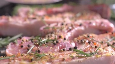 Baharat karışımı ile tatlandırılmış kemik ile çiğ domuz pirzolası