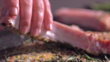 Baharat karışımı kemik ile yuvarlanan çiğ domuz pirzolası