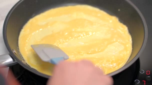 Polvilhe a omeleta com queijo feta e salsa — Vídeo de Stock