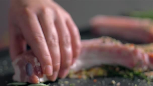 Côtelettes de porc crues trébuchantes avec l'os dans le mélange d'épices — Video