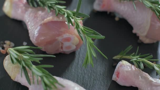 Patas de pollo crudas con sabor a sal, pimienta y romero — Vídeos de Stock