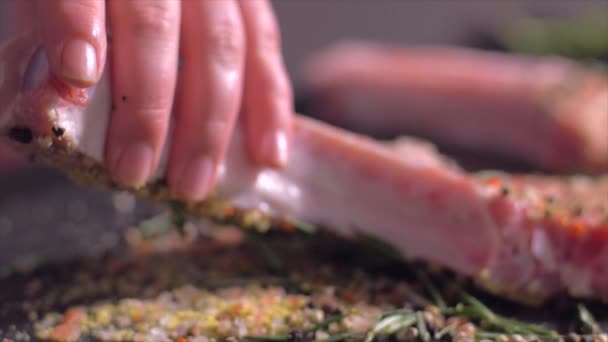 Шуршание сырой свиной отбивной с костью в смеси специй — стоковое видео