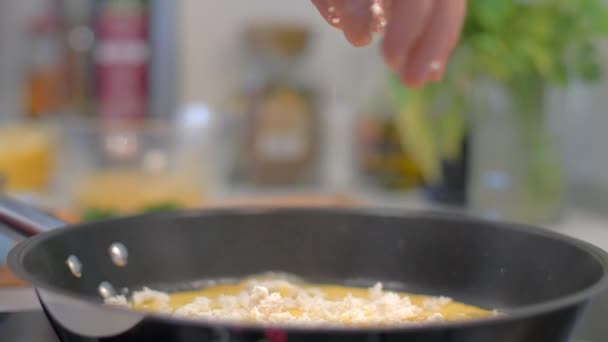 Strooi de omelet met feta kaas en peterselie — Stockvideo