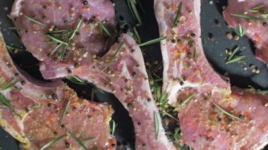 Baharat karışımı ile tatlandırılmış kemik ile çiğ domuz pirzolası