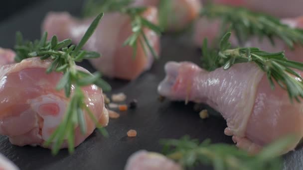 Rauwe kippenpoten op smaak gebracht met zout peper en rozemarijn — Stockvideo