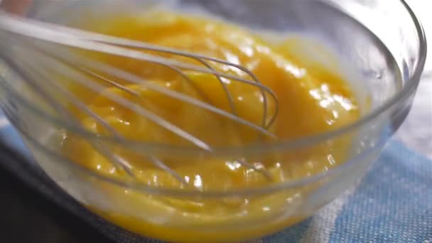 Χτυπάμε τα αυγά σε ένα μπολ. Αργή κίνηση. — Αρχείο Βίντεο