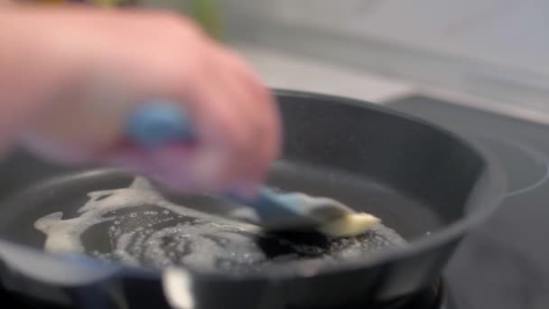 Танення масла на сковороді — стокове відео