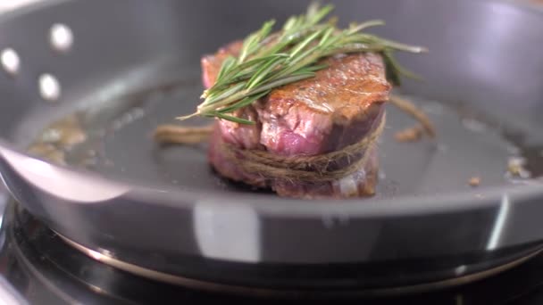 Příprava steakové filet s máslem a rozmarýnem — Stock video