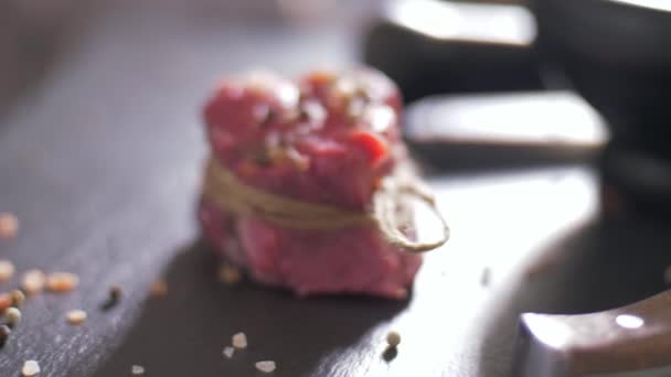 Ωμό βοδινό κρέας δεμένο με σπάγκο. Προετοιμασία φιλέτο μινιόν — Αρχείο Βίντεο