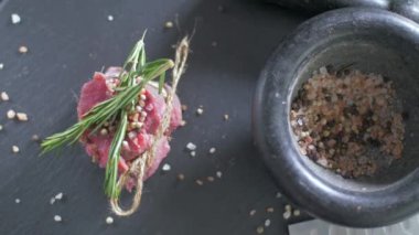 Çiğ biftek ipile bağlanmış. Fileto mignon hazırlama