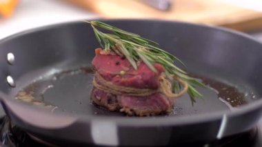 Tereyağı ve biberiye ile biftek fileto mignon hazırlanması