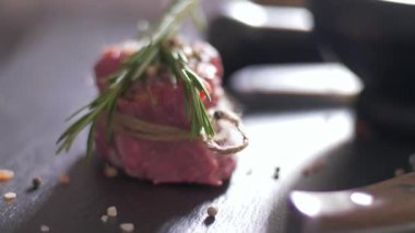 Çiğ biftek ipile bağlanmış. Fileto mignon hazırlama