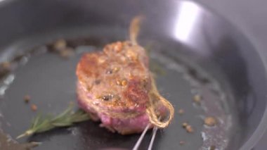 Tereyağı ve biberiye ile biftek fileto mignon hazırlanması