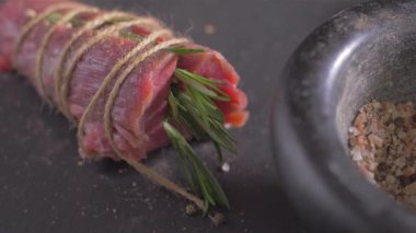 Sığır filetosu dilimleri ip ile güvenli olarak sarılmış. yavaş çekim