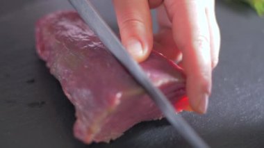 Biberiye biberiye biberiye ve tuz ile kesme fileto minyon ve sezon