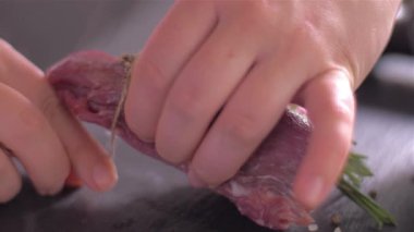 Sığır filetosu dilimleri ip ile güvenli olarak sarılmış. yavaş çekim