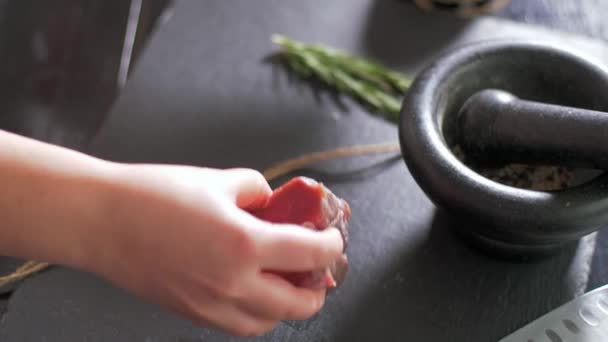 Rinderfiletscheiben sicher mit Bindfäden umwickelt — Stockvideo