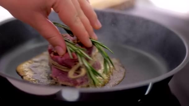 Bereiding steak filet Mignon met boter en rozemarijn — Stockvideo