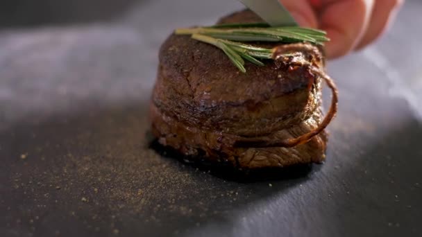 Filet de rôti de bœuf mignon. Ficelle de coupe . — Video