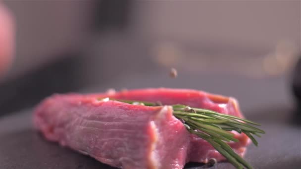 Couper le filet de minion et assaisonner de romarin poivre et sel — Video