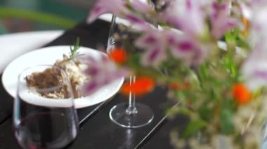 Dana fileto ile lezzetli Risotto yeme.