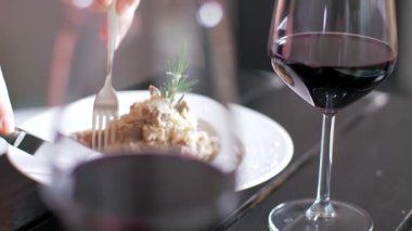 Dana fileto ile lezzetli Risotto yeme.