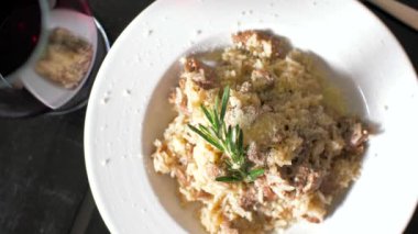 İki için hazırlanan dana fileto ile lezzetli risotto
