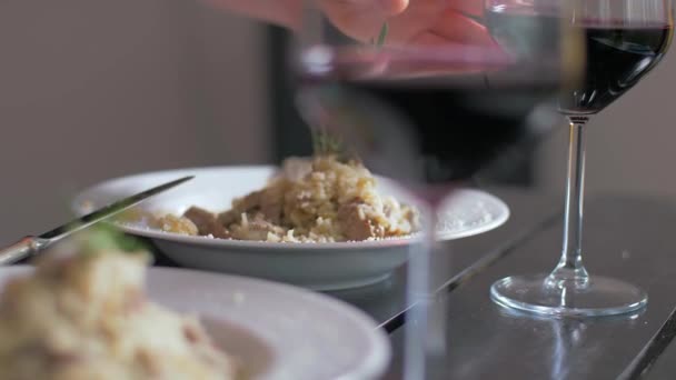 Tomando la copa de vino tinto de la mesa — Vídeos de Stock