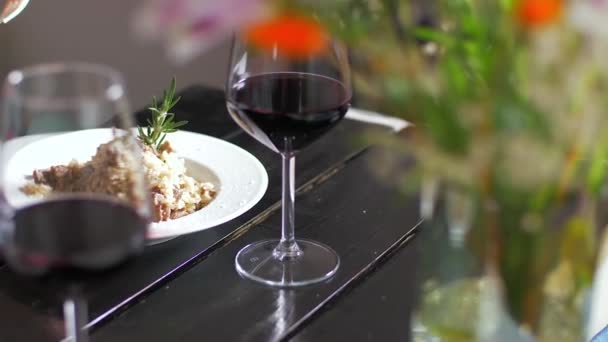 Comer delicioso Risotto con filete de ternera . — Vídeo de stock