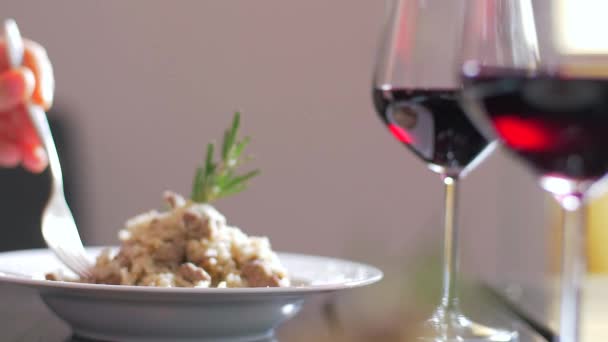 Comer delicioso Risotto con filete de ternera . — Vídeos de Stock