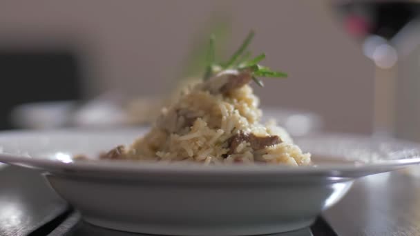 İki için hazırlanan dana fileto ile lezzetli risotto — Stok video