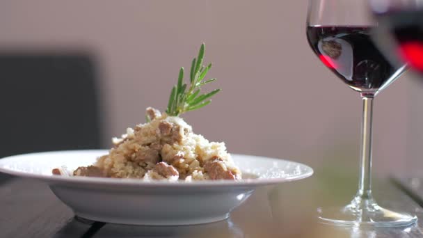 Comer delicioso Risotto con filete de ternera . — Vídeos de Stock