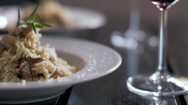 Sabroso risotto con filete de ternera preparado para dos — Vídeos de Stock