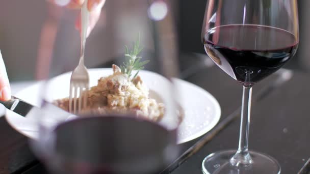 Comer delicioso Risotto con filete de ternera . — Vídeos de Stock