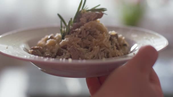 Servering risotto med kalvfilé. — Stockvideo