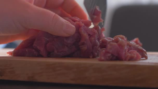 Cortar un filete mignon con un cuchillo en una tabla de madera — Vídeos de Stock