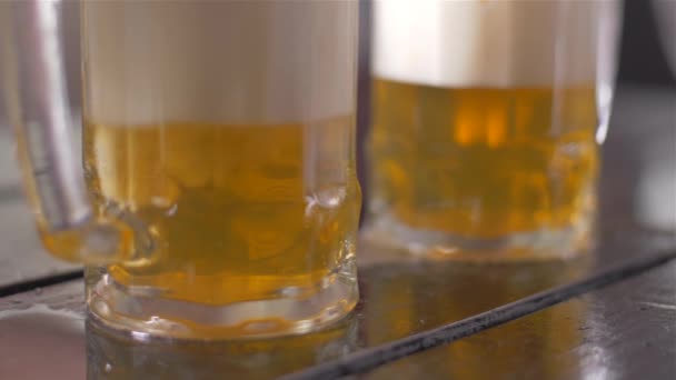 verser de la bière dans une tasse