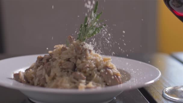 Sprinkling with parmesan risotto with veal fillet — Stock Video