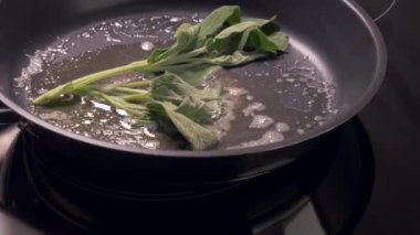 tereyağı ile bir tavada salvia