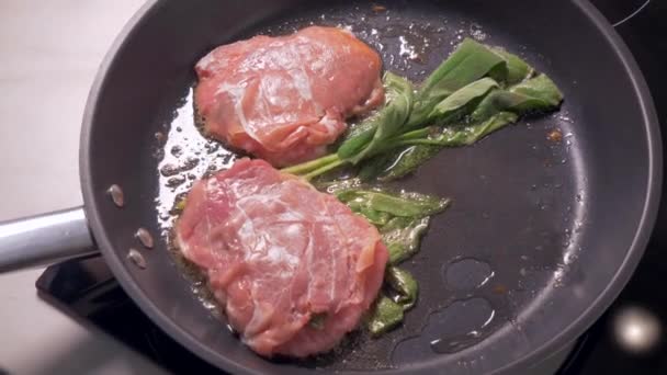 Preparación de saltimbocca allá romana — Vídeo de stock