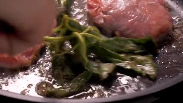 Saltimbocca alla romana hazırlanması — Stok video