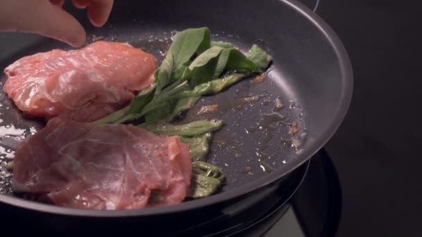 Saltimbocca alla romana hazırlanması — Stok video