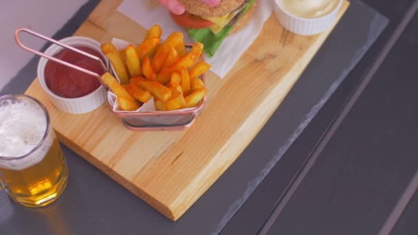 맥주와 감자 튀김과 육즙 미국 햄버거. 슬로우 모션 — 비디오