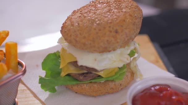 Construye una jugosa hamburguesa americana. Movimiento lento — Vídeos de Stock