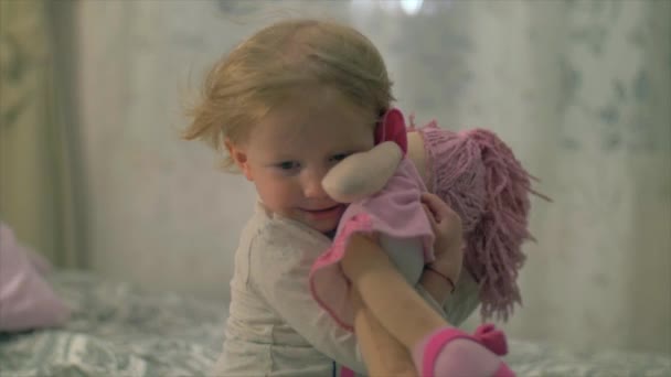 Linda niña con el pelo en desarrollo en el viento. Movimiento lento — Vídeos de Stock