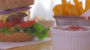 Gevrek patates kızartması ile sulu Amerikan burger. Yavaş çekim