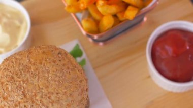 Gevrek patates kızartması ile sulu Amerikan burger. Yavaş çekim